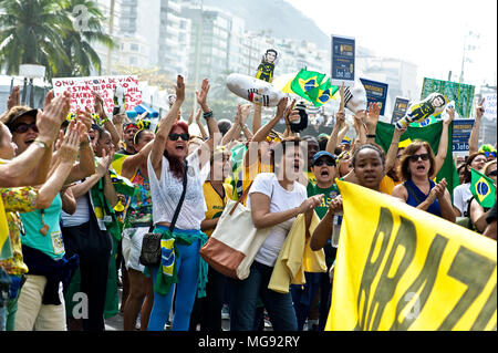 Strand von Copacabana, Rio de Janeiro - 31. Juli 2016: Demonstranten protestieren gegen die Korruption in Brasilien und die Regierung von Präsident Dilma Rousseff Stockfoto