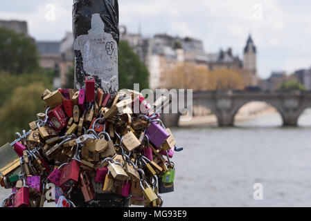 Liebhaber' Vorhängeschlösser auf der Pont des Arts, Paris, Frankreich Stockfoto