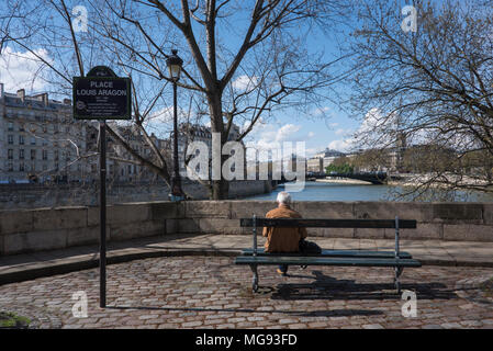 Ein Mann sitzt mit Blick auf den Fluss Seine, Ile Saint Louis, Paris, Frankreich Stockfoto