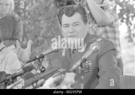 Moskau, UDSSR - 23. August 1991: Minister für Verteidigung der UDSSR Yevgeniy Iwanowitsch Shaposhnikov Presse-Konferenz an der außerordentlichen Sitzung des Obersten Sowjets der Volksdeputierten der UDSSR Stockfoto