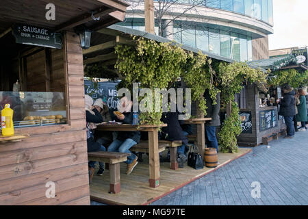 Menschen essen im Freien Tische an Weihnachten durch den Fluss Markt, London Bridge City, am Südufer der Themse, London. Stockfoto