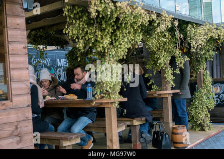 Menschen essen im Freien Tische an Weihnachten durch den Fluss Markt im London Bridge City, am Südufer der Themse, London. Stockfoto