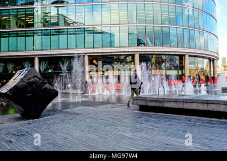 London City Hall, dem Sitz der Bürgermeister von London und der London Assembly an mehr London Riverside mit Wasserfontänen und Black Cube Skulptur. Stockfoto