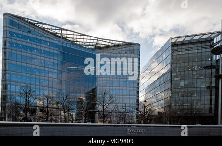 Glas Bürogebäuden an mehr London Riverside mit der Luftführung im Vordergrund. Stockfoto