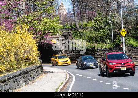 Der Verkehr auf der 86th Street quer durch den Central Park, New York City, USA Stockfoto
