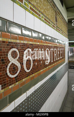 86Th Street U-Bahn Zeichen auf der Upper East Side, NEW YORK CITY, USA Stockfoto