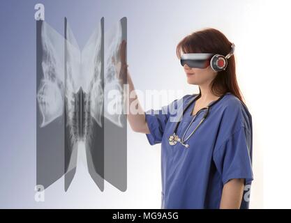Ärztin tragen virtual reality Headset und Prüfung der X-Strahlen. Stockfoto