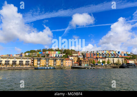 Blick über den Fluss Avon flauschige Wolken über bunte Häuser von Bristol (UK). Stockfoto