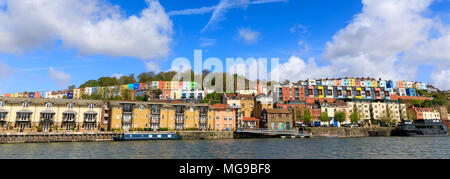 Blick über den Fluss Avon flauschige Wolken über bunte Häuser von Bristol (UK). Stockfoto