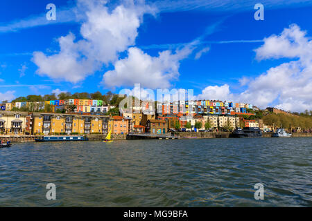 Blick über den Fluss Avon flauschige Wolken über bunte Häuser von Bristol (UK). Stockfoto