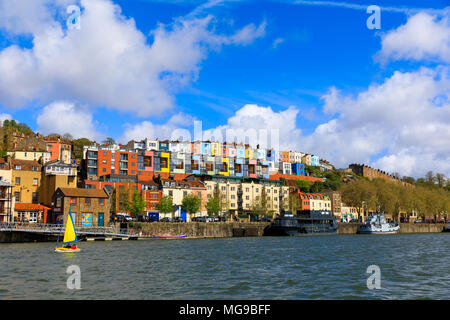 Blick über den Fluss Avon flauschige Wolken über bunte Häuser von Bristol (UK). Stockfoto