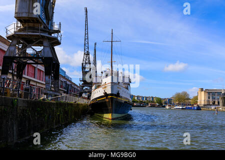 Schiff (Balmoral Vergnügen Cruiser) neben der historischen Krane in Bristol, die sich auf der unverankerten Hafen. Stockfoto