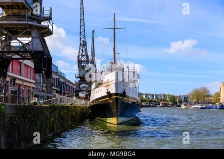 Schiff (Balmoral Vergnügen Cruiser) neben der historischen Krane in Bristol, die sich auf der unverankerten Hafen. Stockfoto