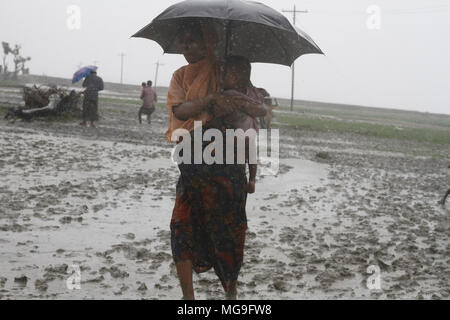 Bangladesch: Rohingya Flüchtlingen, die militärische Operation in Myanmars Rakhine, Bangladesch Gebiet Zuflucht in Cox's Bazar, Bangladesch am 28. September 2017 zu übernehmen. Über eine halbe Million Rohingya Flüchtlinge aus Myanmar Rakhine, Kreuze in Bangladesch seit dem 25. August 2017 nach Angaben der Vereinten Nationen. Der Myanmar militärische Kampagne gegen die Rohingyas begann nach dem Angriff auf mehrere Polizei Beiträge in Rakhine. © REHMAN Asad/Alamy Stock Foto Stockfoto