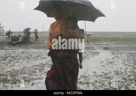 Bangladesch: Rohingya Flüchtlingen, die militärische Operation in Myanmars Rakhine, Bangladesch Gebiet Zuflucht in Cox's Bazar, Bangladesch am 28. September 2017 zu übernehmen. Über eine halbe Million Rohingya Flüchtlinge aus Myanmar Rakhine, Kreuze in Bangladesch seit dem 25. August 2017 nach Angaben der Vereinten Nationen. Der Myanmar militärische Kampagne gegen die Rohingyas begann nach dem Angriff auf mehrere Polizei Beiträge in Rakhine. © REHMAN Asad/Alamy Stock Foto Stockfoto