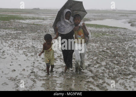 Bangladesch: Rohingya Flüchtlingen, die militärische Operation in Myanmars Rakhine, Bangladesch Gebiet Zuflucht in Cox's Bazar, Bangladesch am 28. September 2017 zu übernehmen. Über eine halbe Million Rohingya Flüchtlinge aus Myanmar Rakhine, Kreuze in Bangladesch seit dem 25. August 2017 nach Angaben der Vereinten Nationen. Der Myanmar militärische Kampagne gegen die Rohingyas begann nach dem Angriff auf mehrere Polizei Beiträge in Rakhine. © REHMAN Asad/Alamy Stock Foto Stockfoto