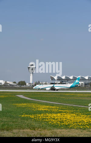 Air Dolomiti, Embraer 195, Flugzeuge, Flugzeug, Flugzeug, Übersicht, Aussicht, Panorama, Blume, Unkraut, Gras, Start, Nehmen, Roll-out, Flughafen München, MUC, Stockfoto