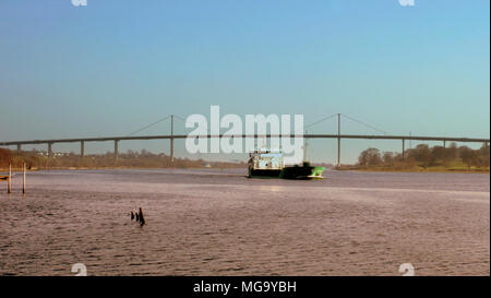 Fluss Clyde am Bowlingspiel Hafen das Schiff Arklow Falcon strahlend blauen Himmel heißen sonnigen Tag Erskine Bridge, Erskine, Schottland, Großbritannien Stockfoto