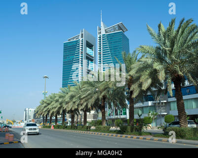 Licht Verkehr auf Tahlia Straße in den frühen Morgenstunden verursacht durch Re-Arbeitspläne als Teil der Metro Bauprojekt in Riad, Saudi-Arabien, 26 - Stockfoto