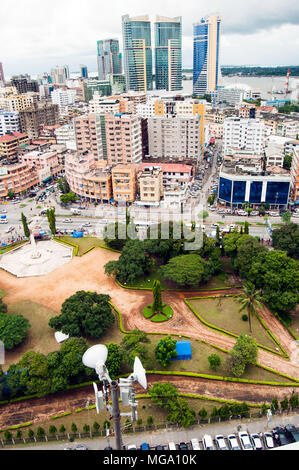 Luftaufnahme von CBD Blickrichtung Nordost über Uhuro Park und Bibi Titi Mohamed Street, Dar Es Salaam, Tansania Stockfoto