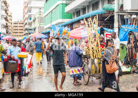 Straße Stände und Fußgänger in Kariakoo, Dar Es Salaam, Tansania Stockfoto