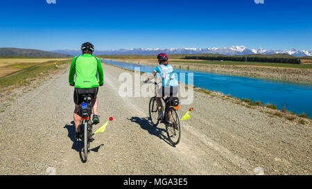 Radfahren Unter der Südlichen Alpen entlang der Tekapo Kanal, den See Tekapo, Canterbury, Südinsel, Neuseeland Stockfoto