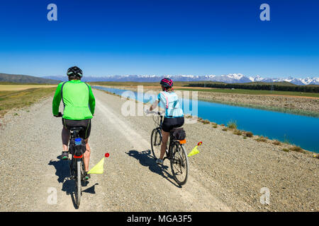 Radfahren Unter der Südlichen Alpen entlang der Tekapo Kanal, den See Tekapo, Canterbury, Südinsel, Neuseeland Stockfoto