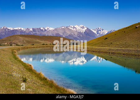 Die Südlichen Alpen spiegelt sich in der tekapo Kanal, den See Tekapo, Canterbury, Südinsel, Neuseeland Stockfoto