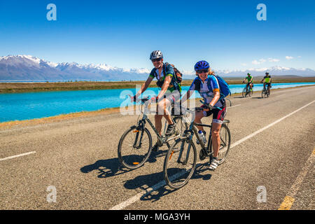 Radfahren Unter der Südlichen Alpen entlang der Tekapo Kanal, den See Tekapo, Canterbury, Südinsel, Neuseeland Stockfoto