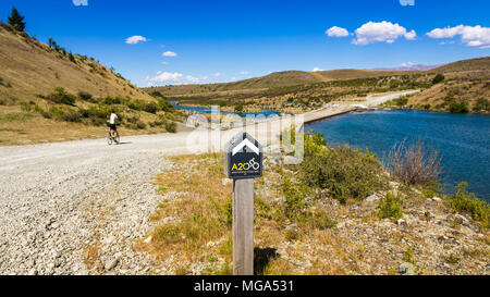 Radfahrer auf der Alpen zu Ocean Cycle Trail am Lake Ohau, Südliche Alpen, Canterbury, Südinsel, Neuseeland Stockfoto