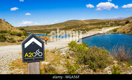 Radfahrer die Ohau River Crossing auf der Alpen zu Ocean Cycle Trail in den südlichen Alpen, Canterbury, Südinsel, Neuseeland Stockfoto