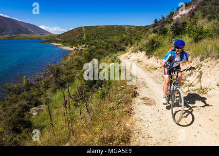 Radfahrer auf der Alpen zu Ocean Cycle Trail am Lake Ohau, Südliche Alpen, Canterbury, Südinsel, Neuseeland Stockfoto