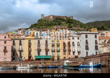 Blick auf die mittelalterliche Stadt von Bosa an der Küste von Sardinien, Italien Stockfoto