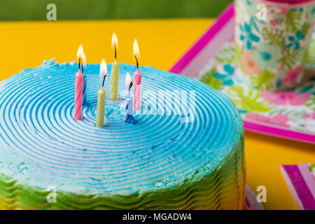 Frosted Kuchen mit Kerzen, Leuchten Stockfoto