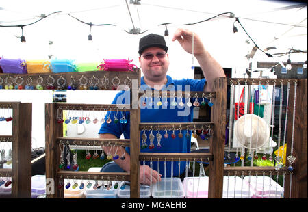 Stolz Small Business Owner seine handgefertigten Schmuck Anzeige auf lokaler Art Show Stockfoto