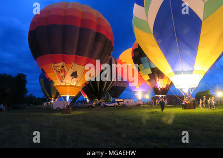 Hot Air Balloon glow mit Flammen an einem Connecticut Balloon Festival Abend ballon Glühen Stockfoto