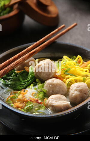 Mie Bakso. Nudel- und frikadelle Suppe, die beliebtesten Peranakan Street Food in Indonesien Stockfoto
