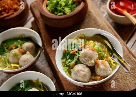 Mie Bakso. Nudel- und frikadelle Suppe, die beliebtesten Peranakan Street Food in Indonesien Stockfoto