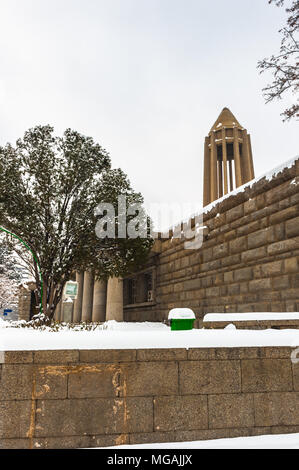 Park in der Nähe des Abu Ibun Sina oder Avicenna Mauseleum, Hamedan, Iran Stockfoto