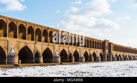 33 pol Allah Verdi Khan Brücke in Isfahan, Iran Stockfoto