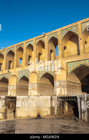 Khaju Brücke, wohl die schönste Brücke in der Provinz Isfahan, Iran. Es wurde von den Persischen Safawiden König gebaut, Schah Abbas II., um 1650 C.E. Stockfoto