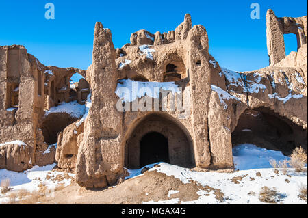 Ansicht schließen auf der nahezu zerstörten Haus in der Iranischen Wüste Stockfoto