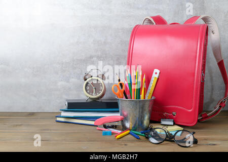 Schulmaterial und Schultasche auf Holz Hintergrund, zurück zu Schule und Bildung Konzept Stockfoto