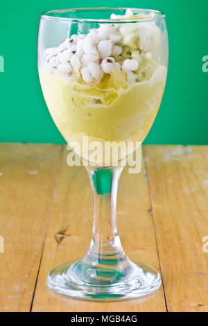 Grüner Tee und durian Eis in Glas auf hölzernen Tisch Stockfoto