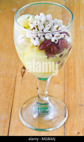 Grüner Tee und durian Eis in Glas auf hölzernen Tisch Stockfoto