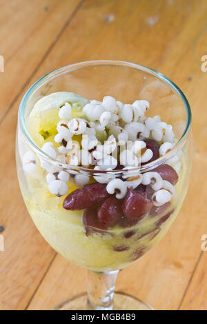 Grüner Tee und durian Eis in Glas auf hölzernen Tisch Stockfoto