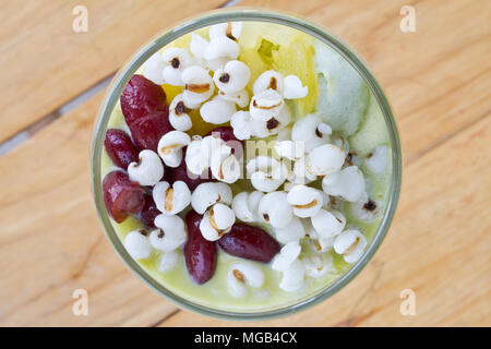 Die Tränen von Arbeit und rote Bohnen im grünen Tee und durian Eis auf hölzernen Tisch Stockfoto