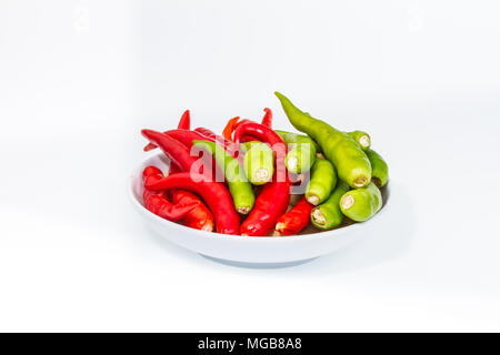 Grüne hot chili und red hot chili peppers auf Weiß Stockfoto