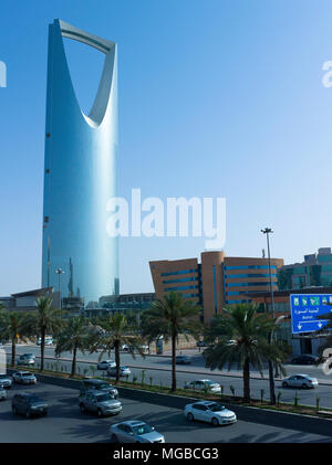 April dieses Jahres nur rund eine Million ausländische Arbeitnehmer haben Links Saudi-arabien Für gute, die dieses Licht Verkehr auf King Fahad Road früh erklärt in der Stockfoto