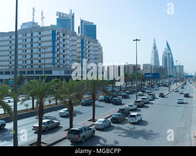 April dieses Jahres nur rund eine Million ausländische Arbeitnehmer haben Links Saudi-arabien Für gute, die dieses Licht Verkehr auf King Fahad Road früh erklärt in der Stockfoto